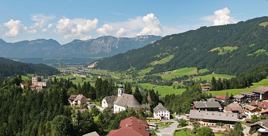 Haspengouw Sportief Landen logeert in juni 2015 in Itter (Tirol Oostenrijk) De reisroute : 850 km Landen Keulen Frankfurt Würzburg Nürnberg München Rosenheim Kufstein Itter De burgheren van Itter