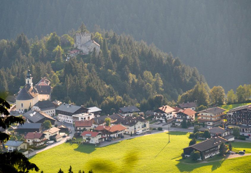 Op een zonnig hoogplateau ligt de kleine, fijne gemeente, die al een aantal jaren als rozendorp bekend staat. Itter is de eerste plaats waar u in kunt stappen in SkiWelt Wilder Kaiser - Brixental.