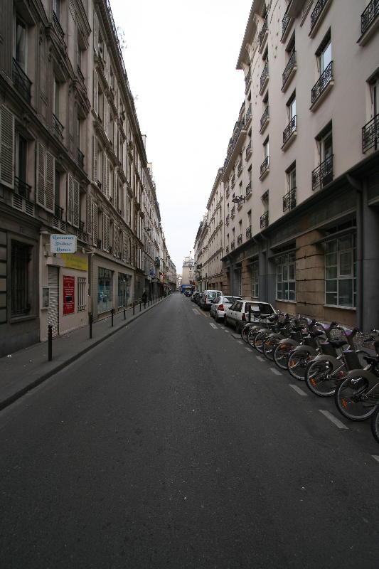 gevel aan. Ook het algemene fietsersgedrag wordt toegelicht, zoals ook kan worden gelezen in bijgevoegde notitie (Fietsparkeren in de Grote Marktstraat) en de type stallingen komen ter sprake.