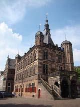 5. De Waag De Waag is een waaggebouw op de Brink in de binnenstad van Deventer. Vanaf 1913 was de Waag een stedelijk museum. Tegenwoordig is de VVV Museumwinkel in de Waag gevestigd.
