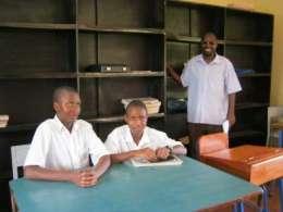 Deze school steunden we al eerder bij de bouw van watertanks, latrines en een omheining. In een zeer korte tijd zijn er schommels en klimtoestellen gebouwd en geplaatst door lokale handwerkslieden.