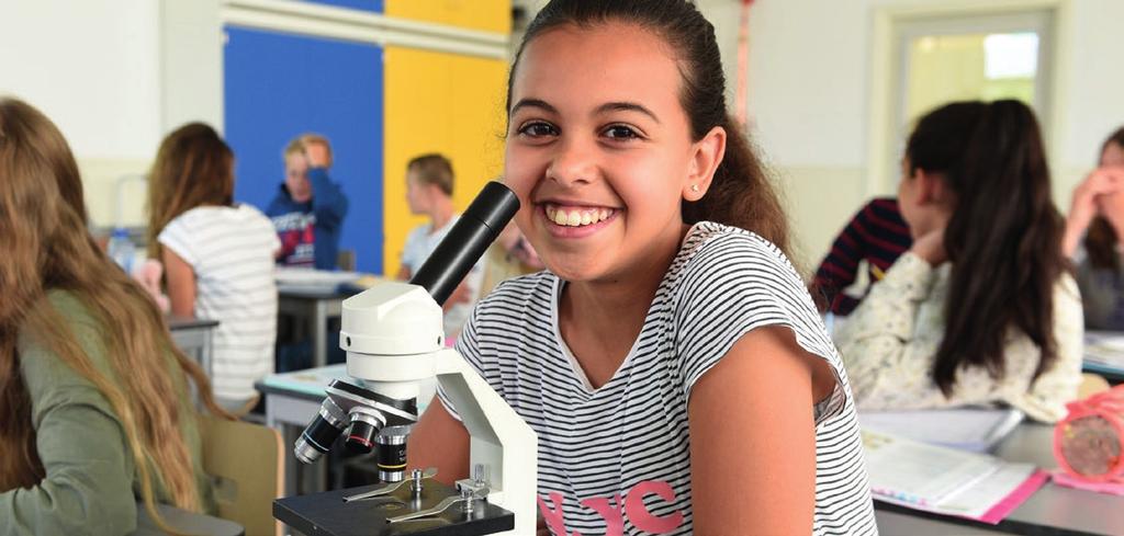 Je horizon verbreden op het Visser t Hooft Lyceum Op onze school haal je niet alleen een waardevol diploma, maar je leert er ook over grenzen heen te kijken!