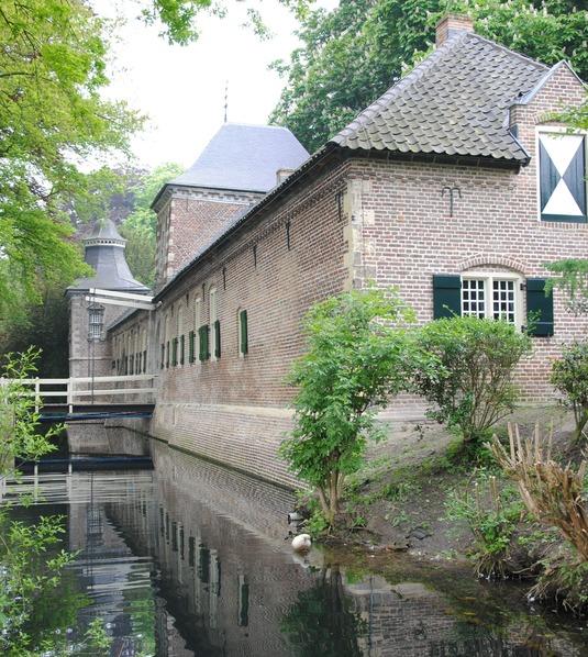 Aansluitend aan de oude kern zijn diverse moderne woonwijken gebouwd. Van daaruit ben je zo in het landelijke en groene buitengebied.