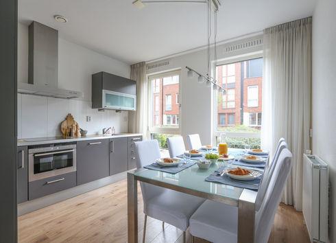 De 2 slaapkamers aan de achterzijde zijn beide afgewerkt met een moderne laminaatvloer. De master bedroom bevindt zich aan de voorzijde.