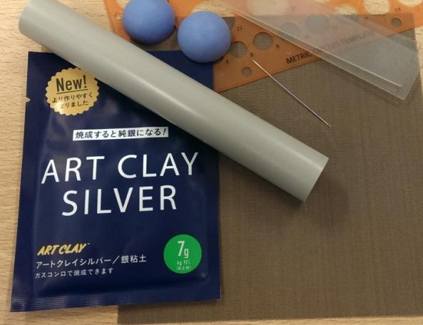 Zilverklei inzetjes maken voor de schuifkast armband. Als je nog nooit met zilverklei hebt gewerkt is handig om te weten dat zilverklei droogt aan de lucht.