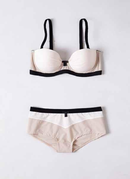 Uitleg basis items Er zijn tien basisitems maar hierin ontbreekt natuurlijk nog één essentieel onderdeel, namelijk Lingerie. Lingerie is letterlijk je basis. Alles staat of valt met je lingerie.