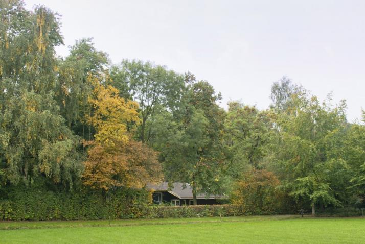 Wonen aan de Haarweg Algemeen Een heerlijke plek met enerzijds de beschutting van bos en anderzijds het wijdse uitzicht over de weilanden.