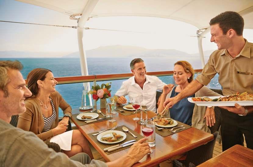 Je kunt zo goed als de hele dag door eten aan boord. Wie wil, kan dus de hele cruise gratis eten zonder bij te betalen.