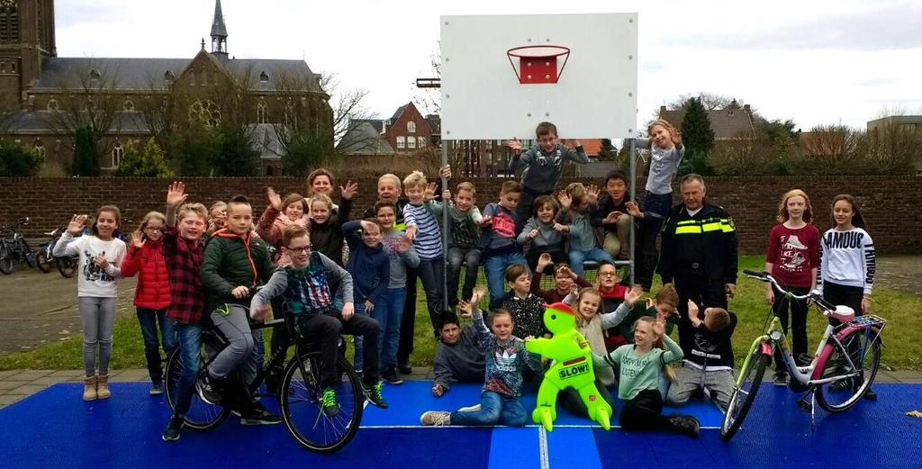 NIEUWS UIT HET VERKEER De maand november staat bij Basisschool Patricius in Pey in het teken van: Veilig de weg op ook in het donker.