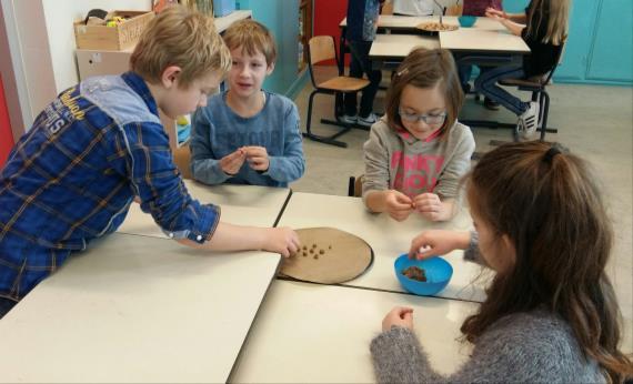 !! Groep 5 aan het bakken. SAMEN LEZEN Voorlezen aan kinderen is leuk en nuttig. Zo ervaren kinderen hoe leuk lezen is. In groep 3 leren kinderen zelf lezen.