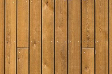 Let erop dat de koppen van de nagels of schroeven op het oppervlak van het houten deel blijven liggen. Schroeven of nagels in het oppervlak drijven beschadigt het hout.