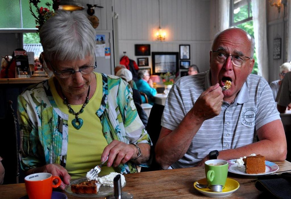 Zo belandden we in Castricum Hof van Kijk Uit puur nattig dus. Wat een gezellig samenzijn. De sfeer is prima, koffie en alle soorten taart. Het smaakte ons allemaal heerlijk.