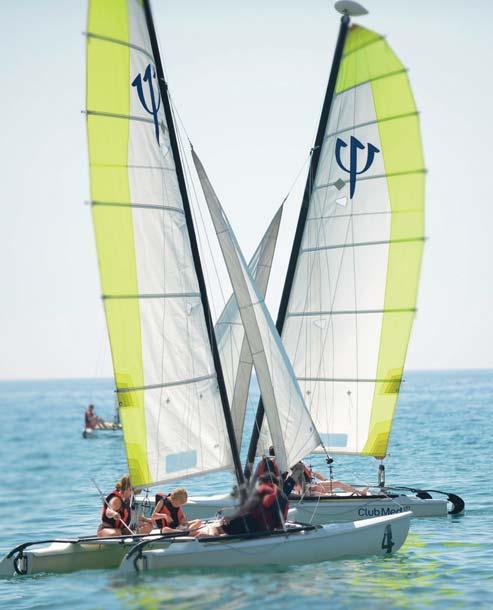 Meld u gewoon op het juiste tijdstip aan op de plaats van afspraak (zie uithangborden in het Resort). Er is voor ieder wat wils (tennis, windsurfen, De G.O Onze G.