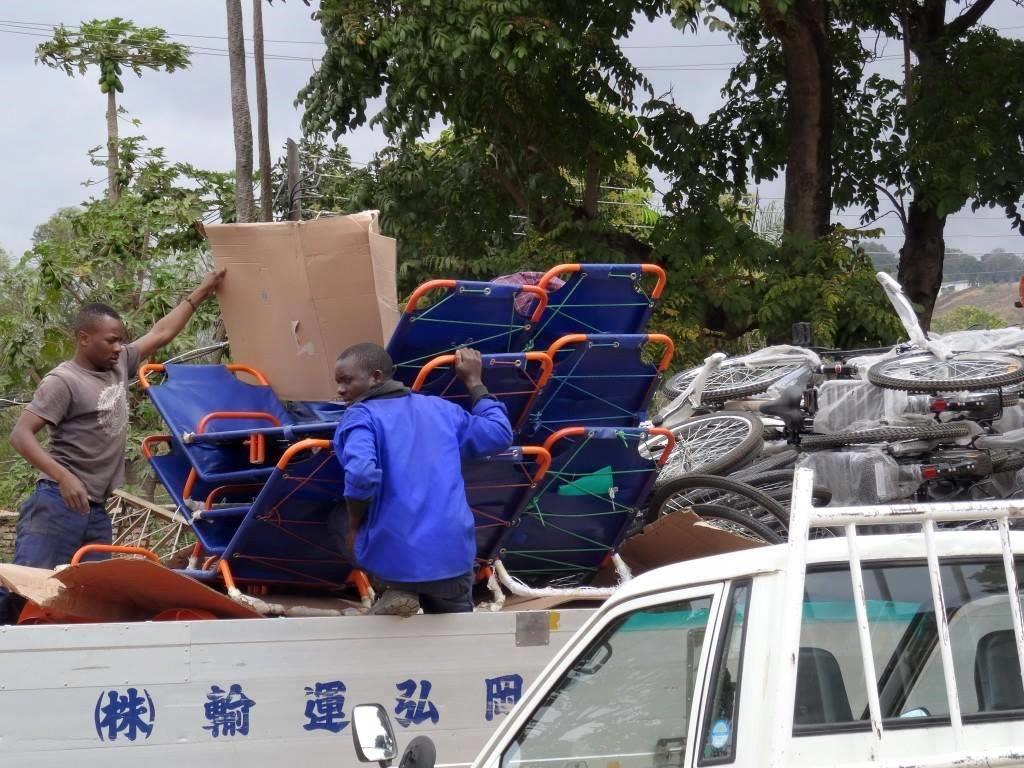 4 Gereed voor vertrek naar Mangochi District in Malawi vanuit Blantyre Fietsambulances worden op de pick up geplaatst om