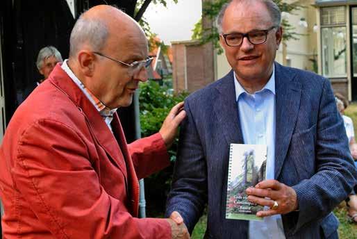 NIEUWSBRIEF CANTONSPARK Op 18 juli 2013 werd door Huub van der Aa de nieuwe editie van de Gids gepresenteerd aan de Baarnse wethouder Jan Baerends/.