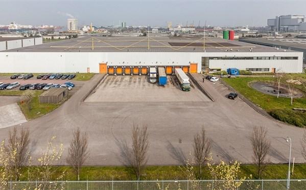 Scharenburg 3 1046 BA Amsterdam 52,- per m² / jaar Contactpersoon Marcel Hoekstra marcel.hoekstra@industrial.nl 06 50 50 84 05 HOOGWAARDIG LOGISTIEK GEBOUW MET EIGEN AFSLAG AAN RIJKSWEG A5!