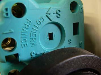 Voor het resetten van de thermostaat dient het rode knopje ingedrukt te worden to in de behuizing van de