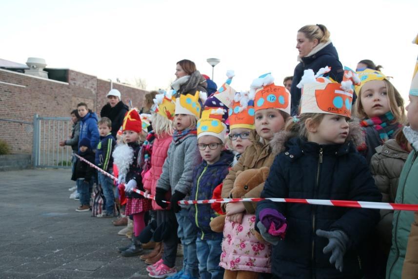 SINTERKLAAS Ook dit jaar heeft Sinterklaas weer een bezoek gebracht aan onze school. Andere jaren werd er los van het Sinterklaasjournaal ook nog altijd een verhaallijn bedacht voor onze eigen school.