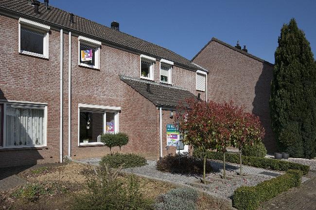 Op een rustige en kindvriendelijke locatie nabij het centrum van Voerendaal bieden wij u deze tussengelegen woning met onder andere 3 zeer ruime slaapkamers en overkapping aan.