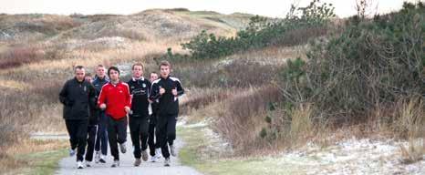 Uiteraard wordt er op Ameland ook fanatiek getraind verzorgt een workshop en op zaterdagavond is er een forum over agressie in de sport.