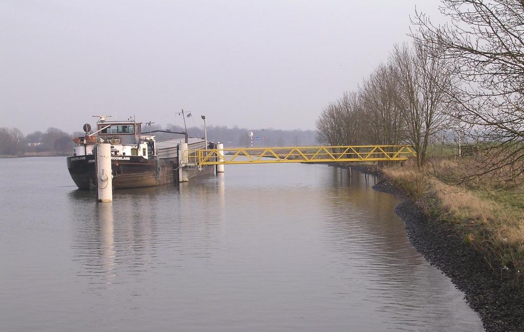 Sambeek sluis Sambeek Pas 46 km na Belfeld is de volgende sluis met overnachtingsmogelijkheid: Sambeek (kmr. 112,5). De inrichting van de voorhavens lijkt op die van Belfeld.
