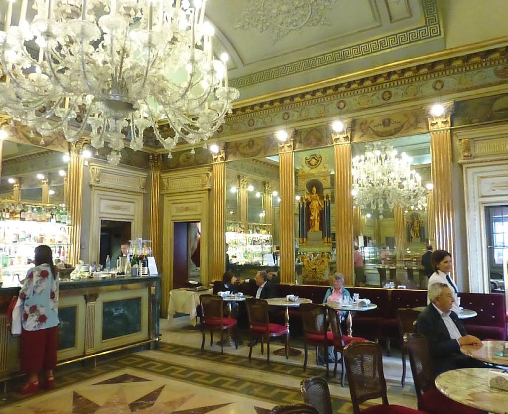 Koffiecultuur van Turijn Caffè San Carlo, 19e-eeuwse grandeur een mooie Belle Epoque sfeer. De Nederlandse sportverslaggevers berichtten vanaf deze plek over de Olympische Winterspelen van 2006.