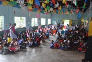 Er was veel werk gemaakt van de feestelijke opening. Een optocht op het terrein door een poort van kinderen die daarna samen met ons de versierde school betraden.