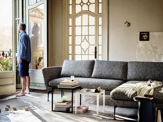 LIVING ROOM 465 18½ Suita Sofa De sofafamilie Suita (2010 van Antonio Citterio wordt gekenmerkt door elegante ontwerpen op