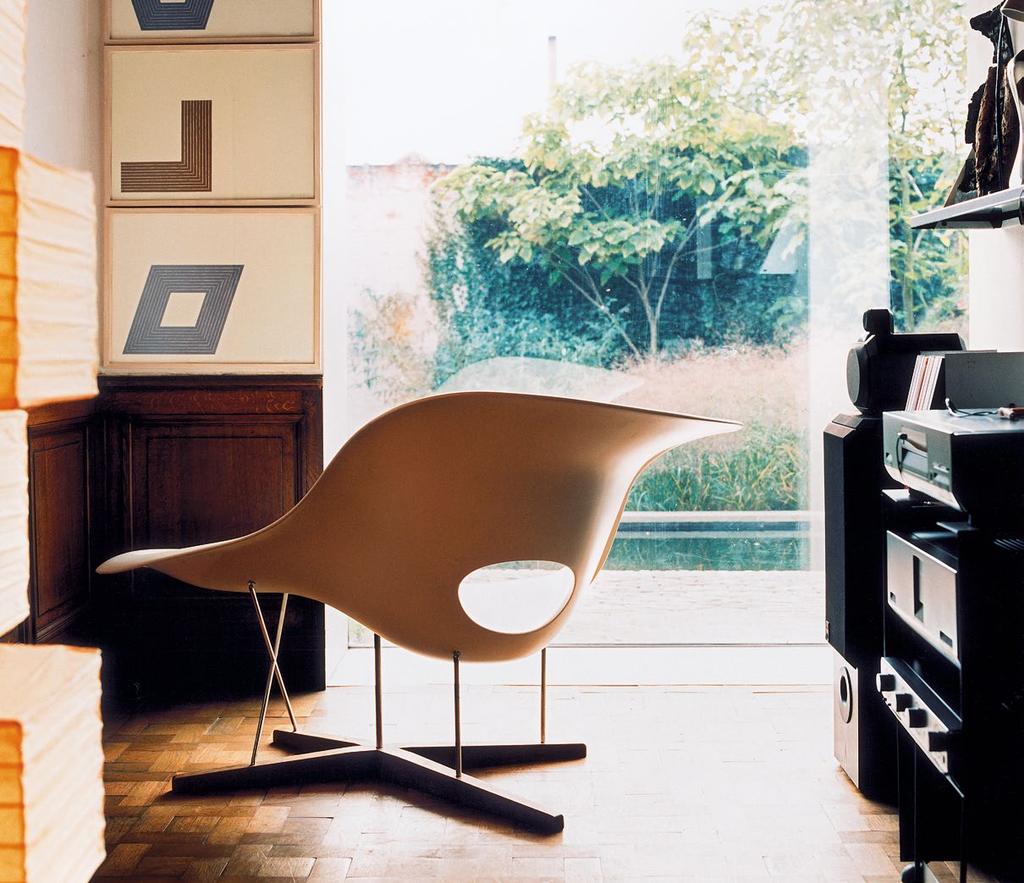 La Chaise Charles en Ray Eames ontwierpen in 1948 een sculpturale fauteuil ter gelegenheid van een designwedstrijd in het Museum of Modern Art te New York.