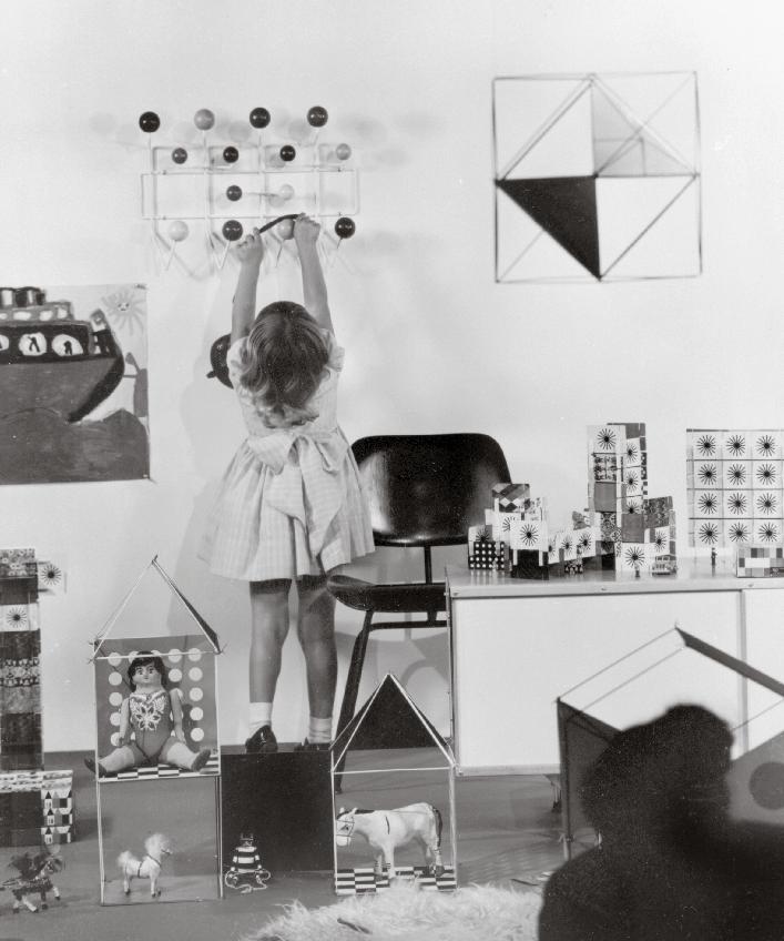 Charles Eames zei ooit: We houden van kinderen. En we zijn geboeid door spelen en door speelgoed.