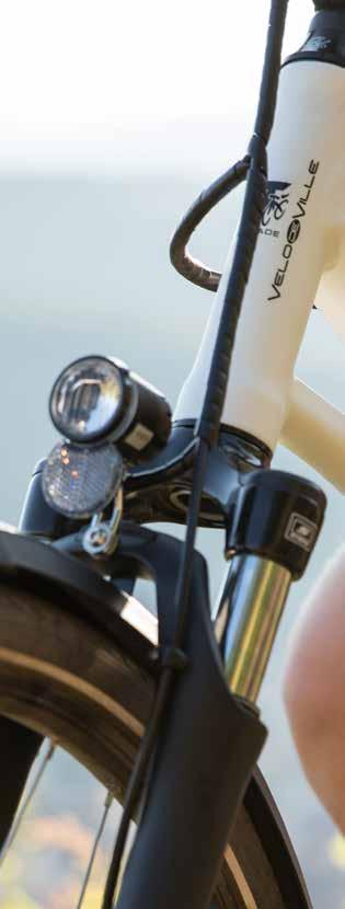 VERLICHTING Bij de fietsen wordt gebruik gemaakt van een tweeaderige kabel. Om kabelbreuk tegen te gaan is deze grotendeels in het frame en de spatborden verwerkt.