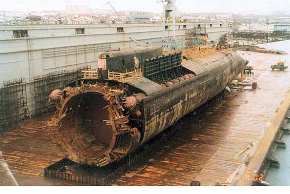 Figuur 9 De schepenzaag waarmee als eerste de onderzeeër Koersk is doorgezaagd Figuur 10 De doorgezaagde Koersk Schepenzaag Door de MI-medewerkers werd soldeertechniek op een hoog niveau bedreven.