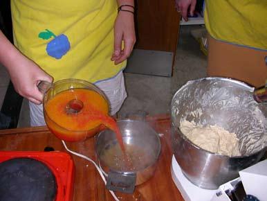 Meet het water af. Giet het in een kookpot. 2 Pers de sinaasappelen zeer goed uit.