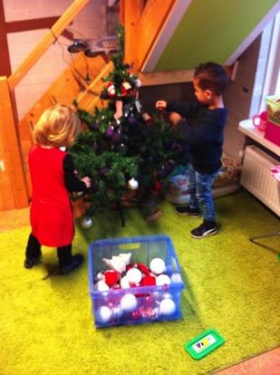 Het zijn geen parkeerplaatsen voor de hele dag, maar voor het halen en brengen van de kinderen. Naast deze vakken is de rijbaan en tussen de bomen wordt het parkeren onmogelijk gemaakt.