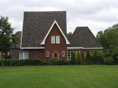 variatie aan woonhuizen met dorpse uitstraling en ambachtelijke bouwtrant Bouwvolume en vorm in maat en schaal gelijkwaardig aan bestaande hal.