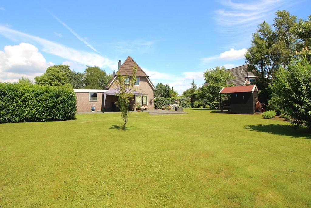 ALTEVEER STREEKJE 9 A Landelijk wonen in een VRIJSTAAND WOONHUIS (type landhuis) met aangebouwde garage/berging en fraai aangelegde en besloten tuin met zonneterras, vijvers, houten tuinhuis, berging