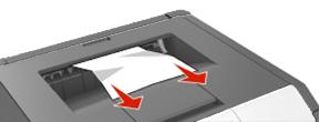 3. Pak het vastgelopen papier stevig vast aan beide zijden en trek het voorzichtig uit de printer. Opmerking: Zorg dat alle papierstukjes zijn verwijderd. 4. Sluit de achterklep. 5.
