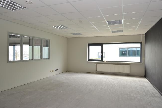 643 m² met aan de linkerzijde twee goede kantoorvertrekken voorzien van
