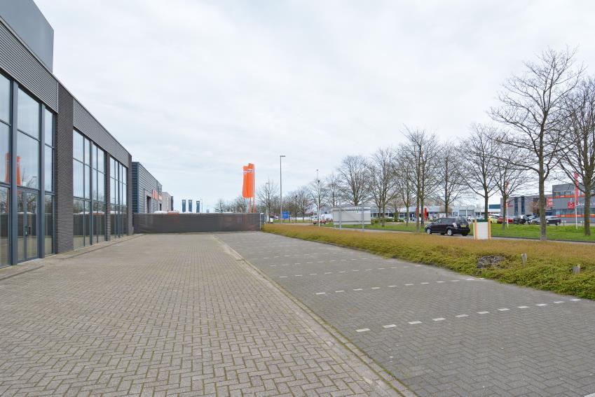 De locatie: Het vrijstaande en strak vormgegeven gebouw is gelegen op het bedrijventerrein De Baanstee West in Purmerend.