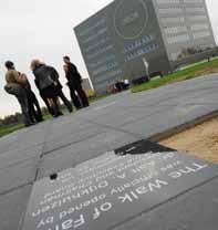 Op 25 oktober opende bestuursvoorzitter van Wageningen UR Aalt Dijkuizen deze zogeheten Wageningse Walk of Fame, een tegelpad tussen de onderwijsgebouwen Forum en Orion.