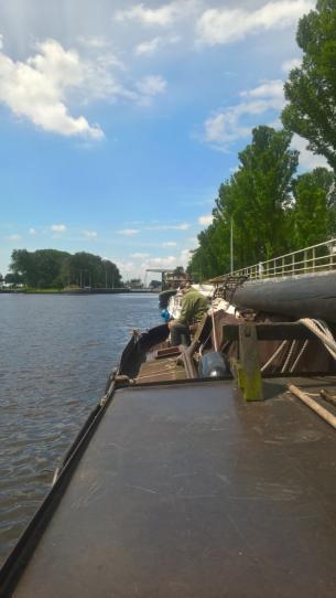 Dus de sluisgang duurt deze keer ca 2 uur. We hebben pech want we kunnen pas met de tweede sluisgang mee.