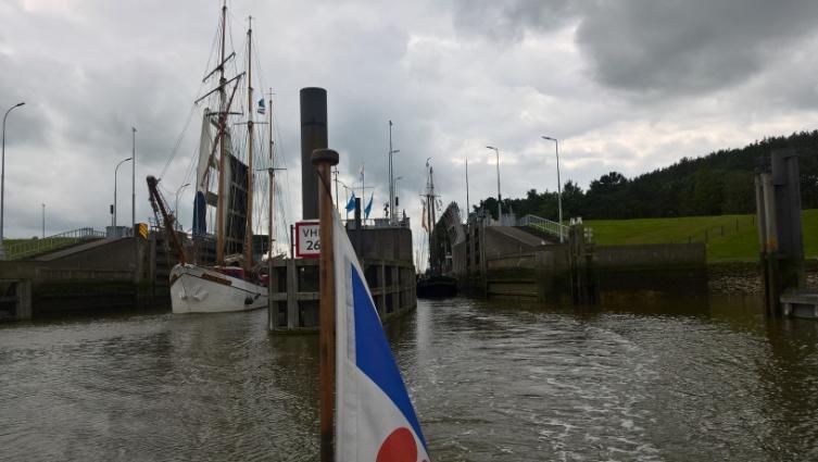 Daarna toch nog drie kwartier wachten voordat de bruggen worden gedraaid. We gaan in konvooi de stad uit en zijn ca. 10.30 uur op het Eemkanaal.