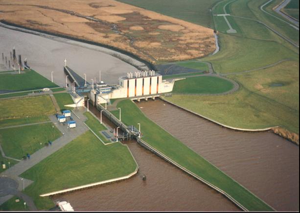 9 Koeman en Bijkerk rapport 2012-026 Figuur 2 Luchtfoto Sluizencomplex Nieuwe Statenzijl waterafvoerende functie waarmee het tot de boezemwatergangen behoort.