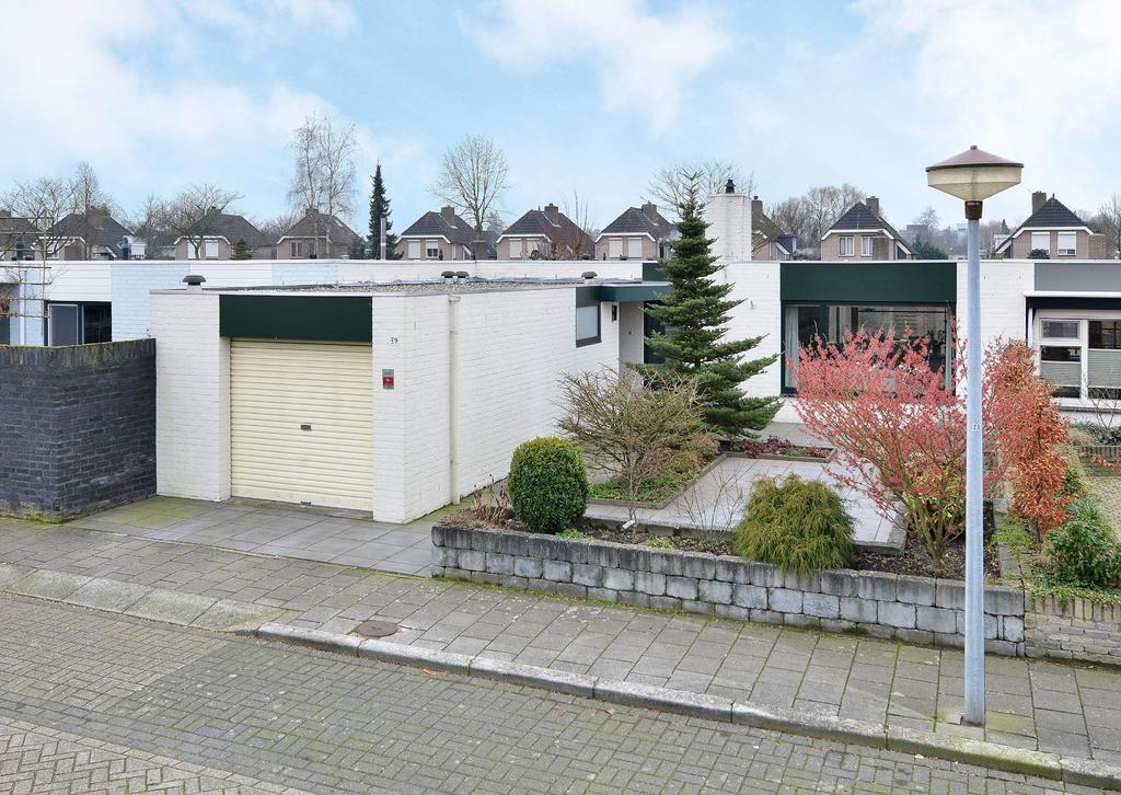 Royale goed onrhoud patiobungalow pandige garage, riante livg eik