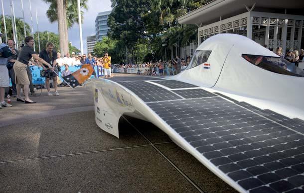 REPORTAGE Terugblik World Solar Challenge 2007 Nachtwerk aan de vooravond van de start: de isolatie van de bedrading van de zonnecellen blijkt door het vele testwerk te zijn doorgesleten en moet last