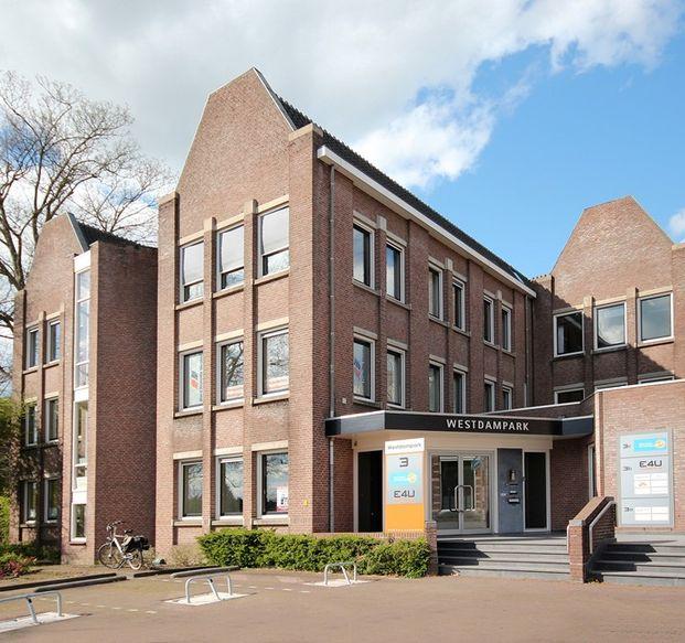 3 onlinemakelaarsdiensten.nl INLEIDING Welkom! Sinds kort is onze locatie op de Westdam in Woerden geopend.
