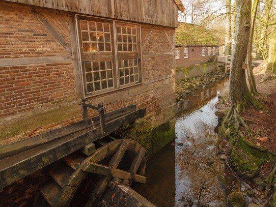 Molenroute Tubbergen 52 km Fietsroute: 52 km 1 Watermolen Bels Bels De in 1725 gebouwde watermolen is één van de drie papiermolens die toen langs de Mosbeek stonden.