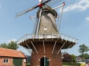 Van het meel van gemalen graan werden ter plaatse broden en koeken gebakken. De oudste sporen van een vaste bakoven zijn nagelaten door de Bandkeramiekers, de eerste landbouwers, rond 4.