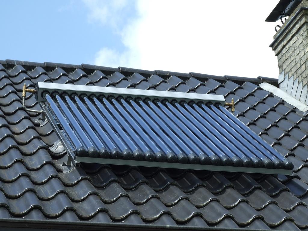 Om verrommeling van het dakvlak tegen te gaan, wordt in de richtlijnen aangegeven dat per dakvlak maximaal 1 type zonnepaneel en 1 type zonnecollector geplaatst kan worden.