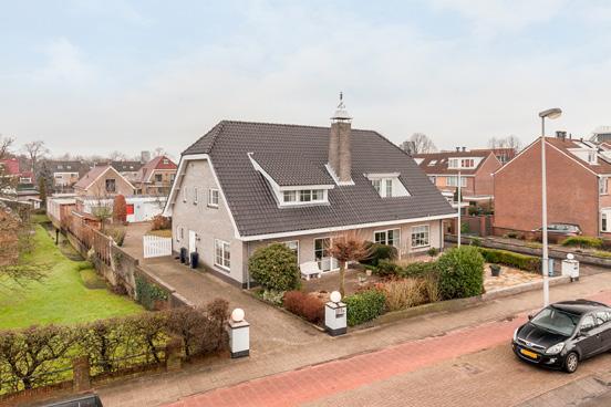 Soort woning Bouwtype Status : Villa : Bestaande bouw : Te koop Bouwjaar : 1988 Ligging : Uitzicht op Oude Rijn Woonopp. : 184 m² Perceelopp.